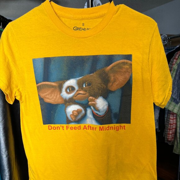 Gremlins Pop Culture Yellow Adult Graphic Tee Tshirt SZ Small - Picture 1 of 3